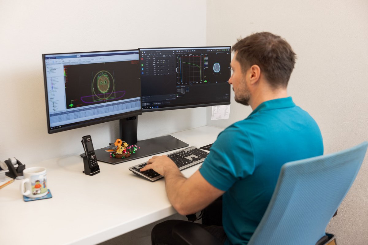 Arzthelfer vor einem Computermonitor