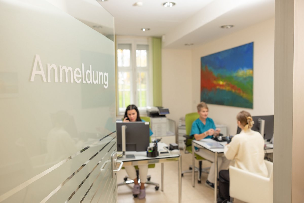 Arzthelferinnen vor einem Computer